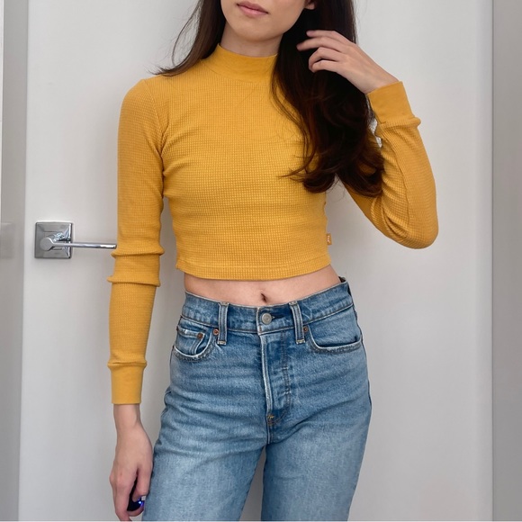 Aritzia | TNA Thermal Waffle Long Sleeve T Shirt - Picture 5 of 9